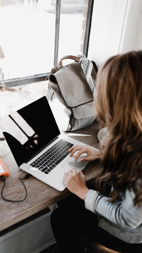 Eine Frau arbeitet an einem Laptop